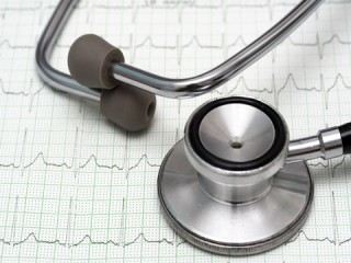 如何按时缴纳个人医疗保险费用？这种缴费方式有哪些优势？