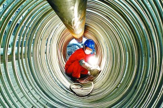 如何理解钢材疯涨的现象？疯涨的原因和对期货市场的影响是什么？