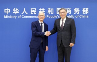 商务部部长王文涛会见苹果公司首席执行官蒂姆·库克