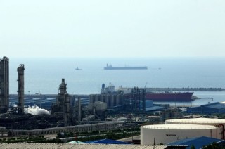 中东战争急剧升级 伊朗称油气设施遭到美以打击