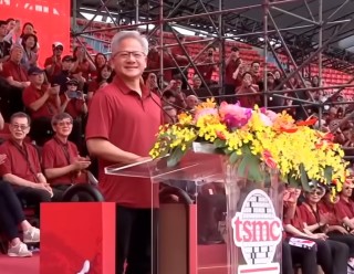 黄仁勋亲赴台积电“讨要更多芯片” 回应存储短缺、涨价等问题