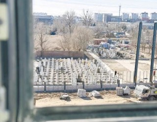 数百万新房窗外是几百座坟：业主称被忽悠，开发商建15米高墙