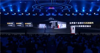 华为发布业界首个全液冷兆瓦快充：2400A电流15分钟持续输出