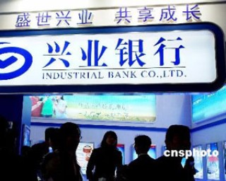 银行服务如何帮助投资者管理投资情绪？