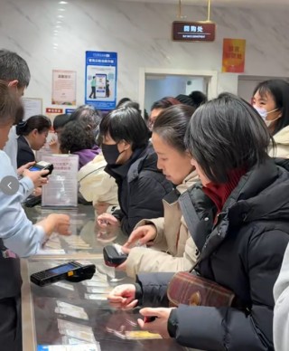 北京金店直击！有年轻人豪买450克，回购窗口前排起百米长队