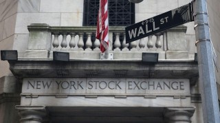 如何理解股市中的封板行为？这种行为对市场有哪些影响？