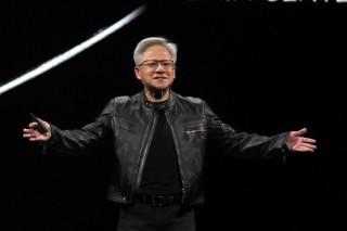 黄仁勋的新逻辑：从“卖铲人”到“全球AI基建运营商”