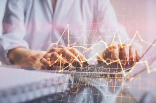 股票涨停现象背后的原因是什么？如何根据这种现象制定投资策略？