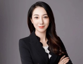 我朋友说，她是最美的公募基金女高管