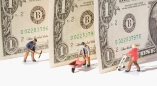 如何分析期权买入额度的影响因素？这些因素如何相互作用？