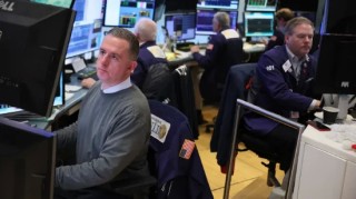 午盘：美股涨跌不一 标普指数逼近历史高位