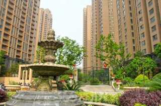 如何解决家居空间布局的局限性并实现功能优化？这种问题解决如何考虑建筑结构的特点？