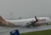 惊险一幕！印尼巴迪航空一架波音737客机着陆时因天气恶劣险些坠毁