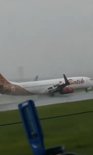 惊险一幕！印尼巴迪航空一架波音737客机着陆时因天气恶劣险些坠毁
