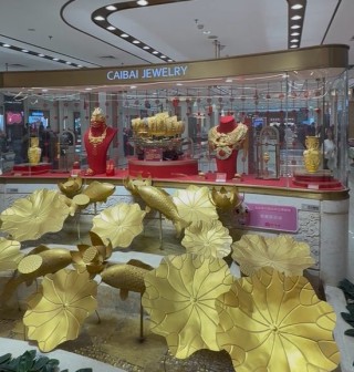 北京金店直击！有年轻人豪买450克，回购窗口前排起百米长队