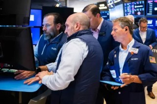 收盘：道指大跌逾800点 美债收益率飙升与赤字担忧令股指承压