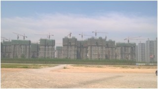 如何在城市建设中推动城乡一体化发展？这种发展的意义是什么？