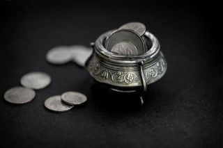 如何在白银和黄金投资中做出抉择？这种抉择的依据是什么？