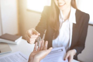 房产交易流程中中介作用？