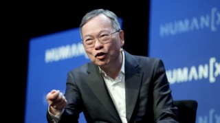 超微电脑给出疲弱业绩指引，称受 “经济不确定性和关税影响”