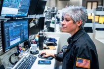 盘前：纳指期货涨0.06% 黄金重上4000美元