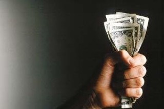 为什么美元会贬值？美元贬值带来了哪些影响？