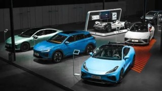 大半年等不到配件、售后维修店关闭、车辆“断网”……车企遇困后，新能源“孤儿车”怎么修？