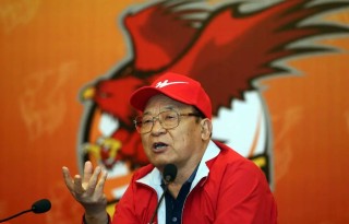 传双星鞋业84岁创始人给员工发公开信：被限制人身自由，儿子、儿媳抢公章夺权，公司回应：正研究核实