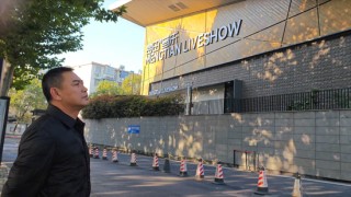 江苏一跳水馆里5层“楼中楼”是怎样建成的？男子称投入3000万开酒吧，鉴定为危房试营业即停摆 多部门无备案