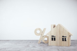 逾期还房贷的处理方法是什么？这种处理有哪些法律和经济后果？