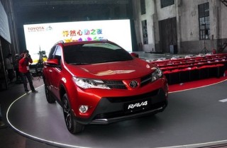 汽车紧急避险的正确方法是什么？