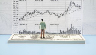 如何确定期货原油的投资成本？这种成本如何影响投资回报？