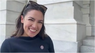 硅谷观察：马斯克服软低头认错了，全球首富还是拗不过美国总统