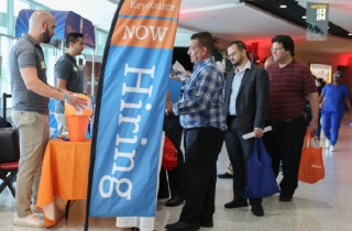 外盘头条：美国4月招聘放缓 伯克希尔盘中大跌6% 瑞银5亿美元和解税务调查 高盛称近期回调是AI板块买入机会