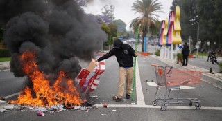 特朗普：洛杉矶骚乱事件是“外国入侵”，国民警卫队将留在洛杉矶，直到没有危险为止！最新民调显示......