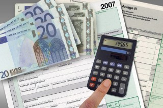 黄金价格的变化趋势是怎样的？这种趋势对投资有何启示？