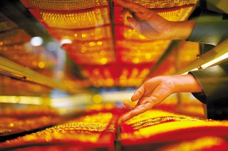 美元走势与黄金价格反向相关吗？