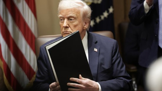 白宫称特朗普最早可能在周三签署新的汽车关税法案  第1张