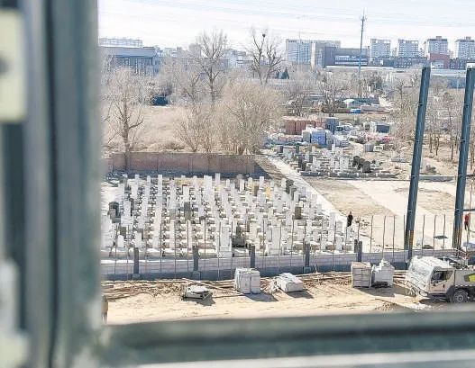 数百万新房窗外是几百座坟：业主称被忽悠，开发商建15米高墙  第1张