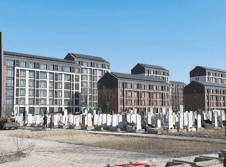 数百万新房窗外是几百座坟：业主称被忽悠，开发商建15米高墙  第2张