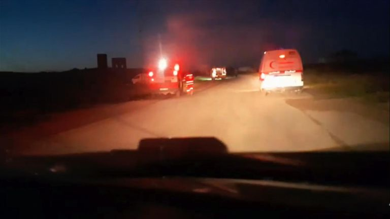 美媒曝光医护人员在加沙遭枪击视频后,以军承认“误将”急救车队视为威胁并开火  第2张 美媒曝光医护人员在加沙遭枪击视频后,以军承认“误将”急救车队视为威胁并开火  第2张