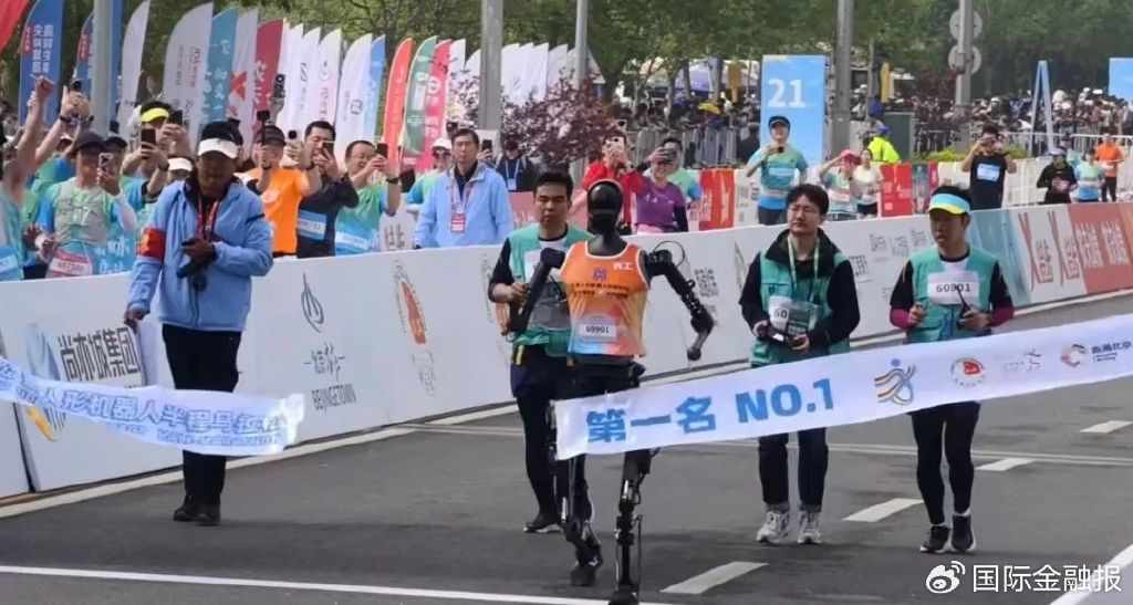 人形机器人马拉松刷屏，冠亚季军什么来头？“顶流”宇树科技回应摔倒  第1张