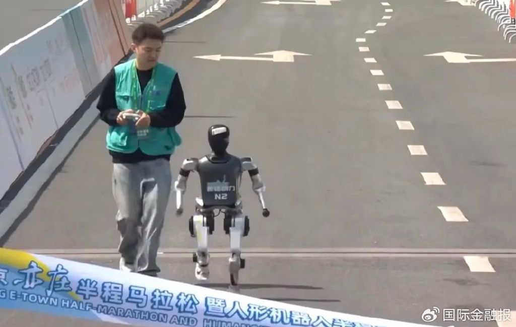 人形机器人马拉松刷屏，冠亚季军什么来头？“顶流”宇树科技回应摔倒  第2张