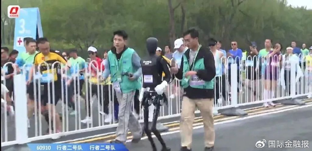 人形机器人马拉松刷屏，冠亚季军什么来头？“顶流”宇树科技回应摔倒  第4张
