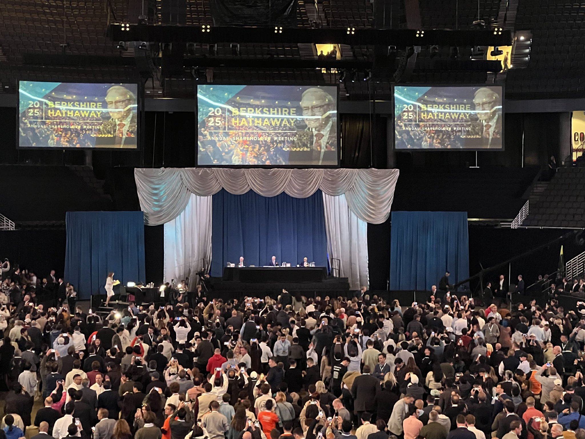 巴菲特第60次股东大会点赞库克,谈到AI、贸易、证券市场、近期差点花掉100亿美元,之所以赚了很多钱是因为  第1张 巴菲特第60次股东大会点赞库克,谈到AI、贸易、证券市场、近期差点花掉100亿美元,之所以赚了很多钱是因为  第1张