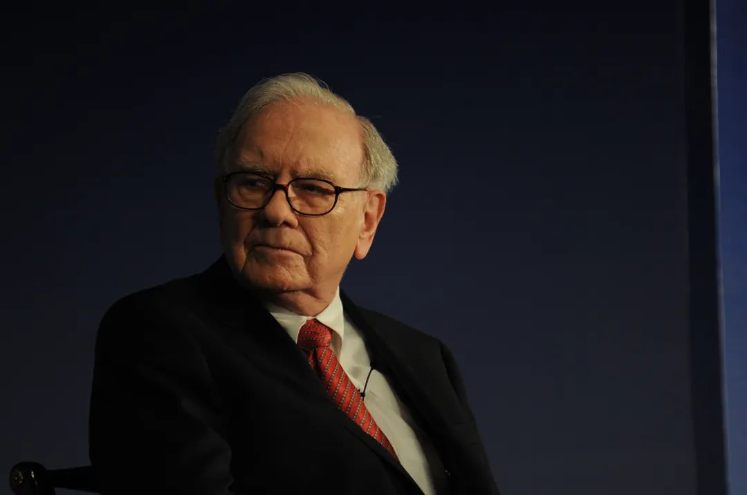 最新！伯克希尔股东大会开幕，94岁巴菲特重磅发声，谈贸易问题、巨额现金储备、投资日本……  第1张