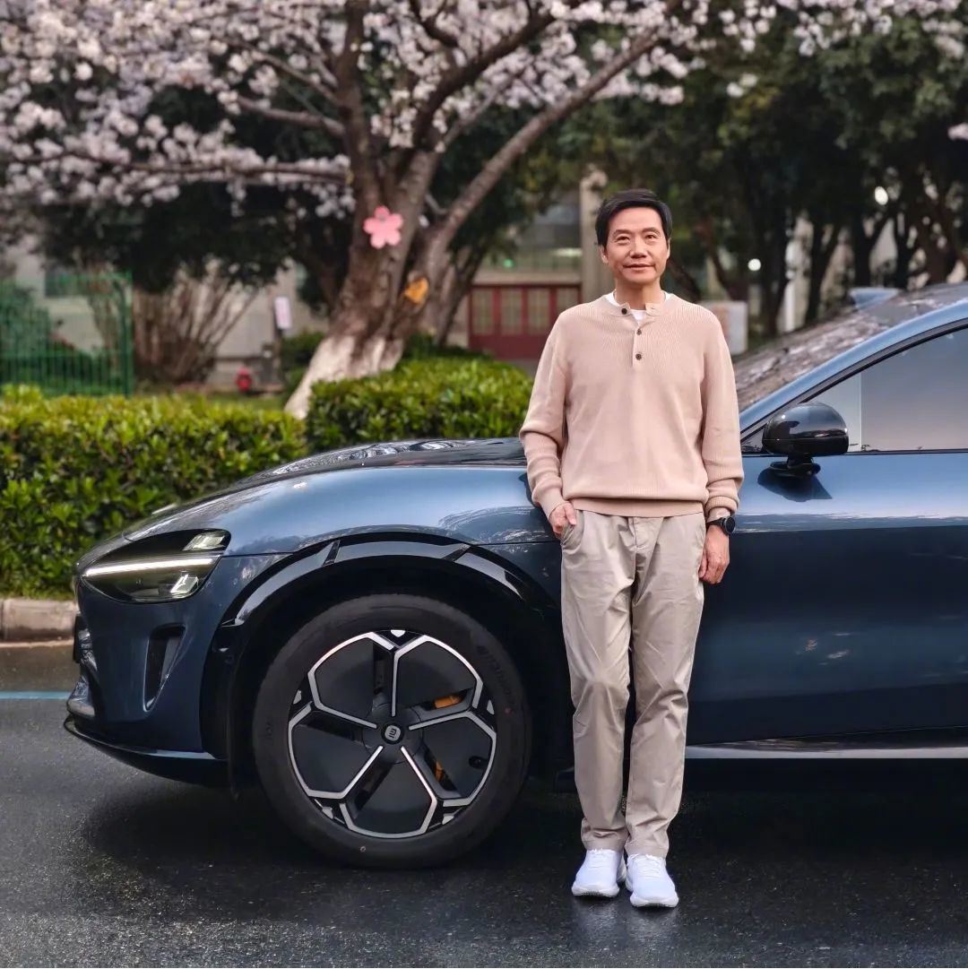 热搜爆了!雷军:过去一个多月,是创办小米以来最艰难的一段时间,情绪比较低落!期间小米股价巨震,市值一度蒸发超3000亿元  第2张 热搜爆了!雷军:过去一个多月,是创办小米以来最艰难的一段时间,情绪比较低落!期间小米股价巨震,市值一度蒸发超3000亿元  第2张