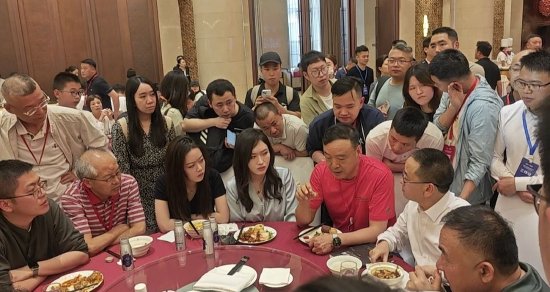 茅台股东大会前夜晚宴改为自助餐,飞天茅台变蓝莓果汁  第1张 茅台股东大会前夜晚宴改为自助餐,飞天茅台变蓝莓果汁  第1张