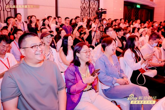 十张图看李大霄演讲“风格”:表情丰富、表述生动、互动活跃  第10张 十张图看李大霄演讲“风格”:表情丰富、表述生动、互动活跃  第10张