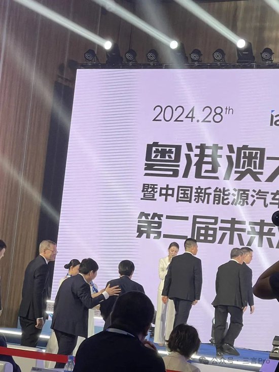 没有雷军参加的车展，余承东“杀疯了”，台下助理直摆手  第1张